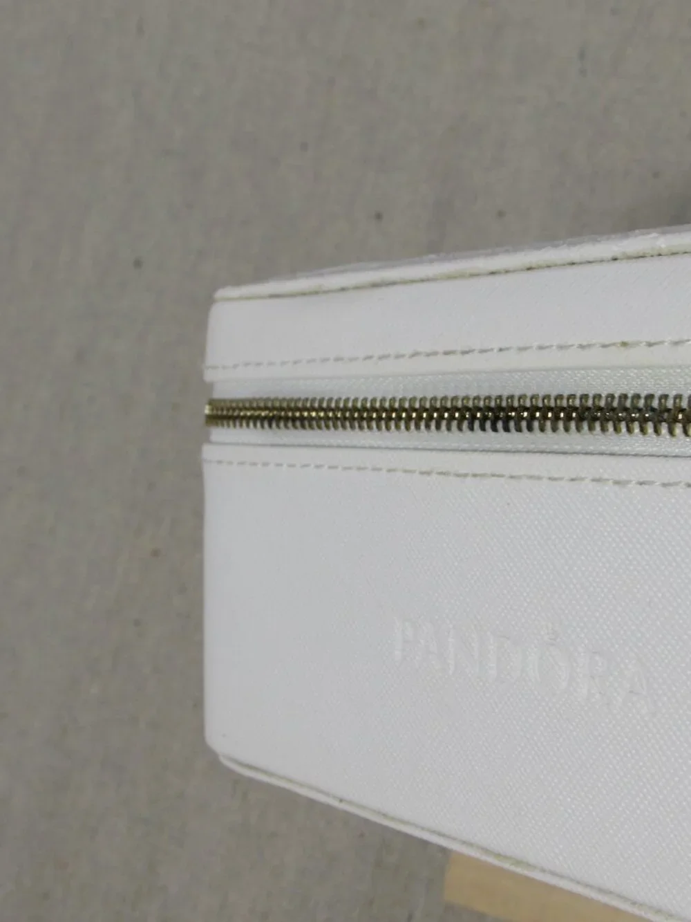 Pandora White Travel Jewelry Box Embossed Floral Gold Zipper Gray Velvet Lining
